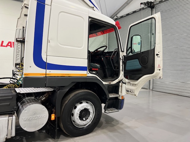 Volvo FM12 420 6×2 Midlift Tractor Unit Manual