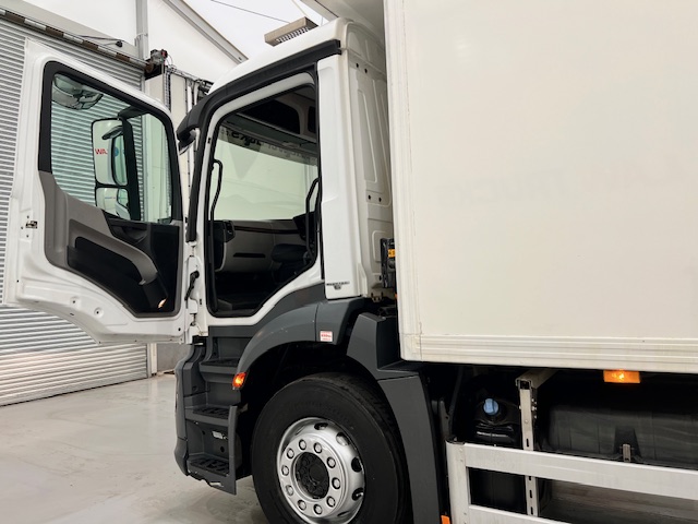 Mercedes Antos 1827 Day Cab Fridge Box