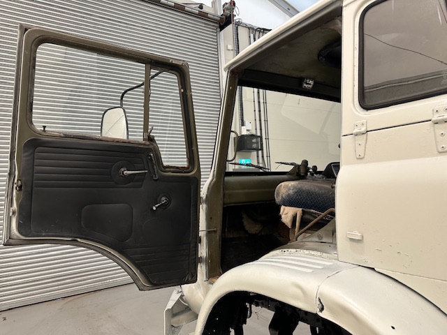 Bedford MJ 330 4×4 Cargo Truck