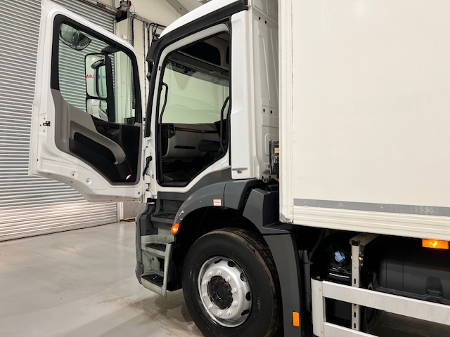 Mercedes Antos 1827 Day Cab Fridge Box