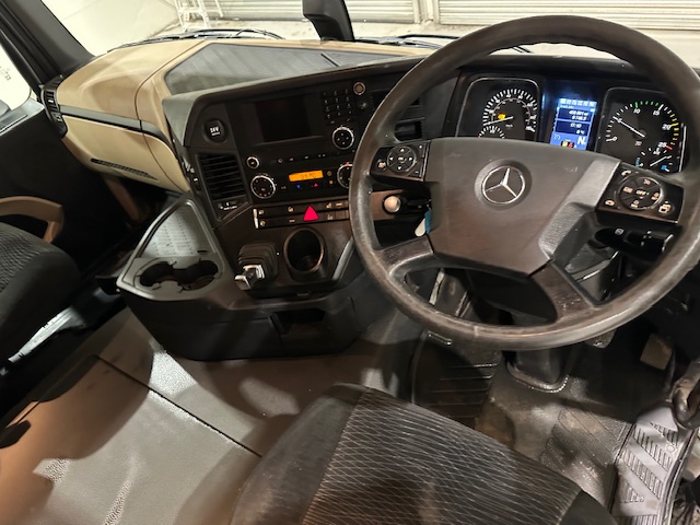 Mercedes Actros 2530 6×2 Sleeper Cab Curtainsider