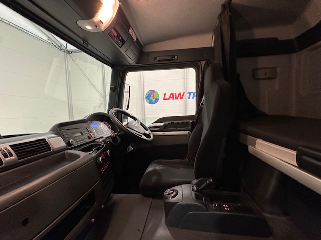 MAN TGM 18.250 4×2 Sleeper Cab Curtainsider