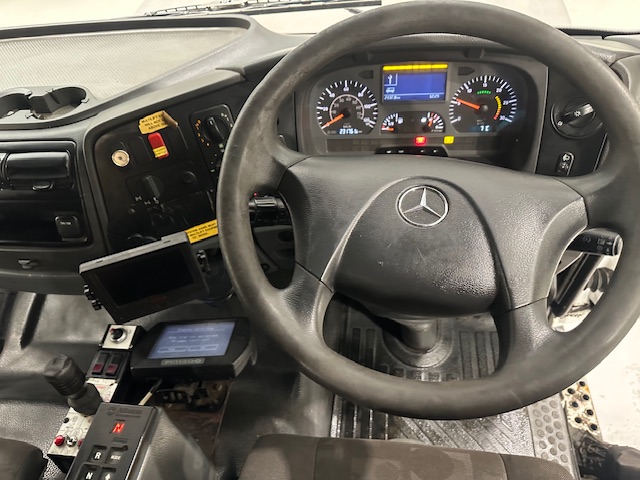 Mercedes Axor 2628 6×4 Day Cab Hookloader Gritter