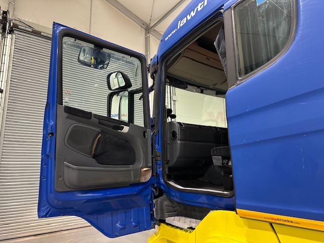 Scania R270 4×2 Sleeper Cab Box Van Manual