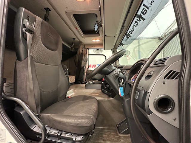 DAF CF 330 6×2 Rear Lift Sleeper Cab Curtainsider