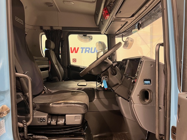 Scania P320 6×2 10 Tyre Rear Lift Insulated Box Van