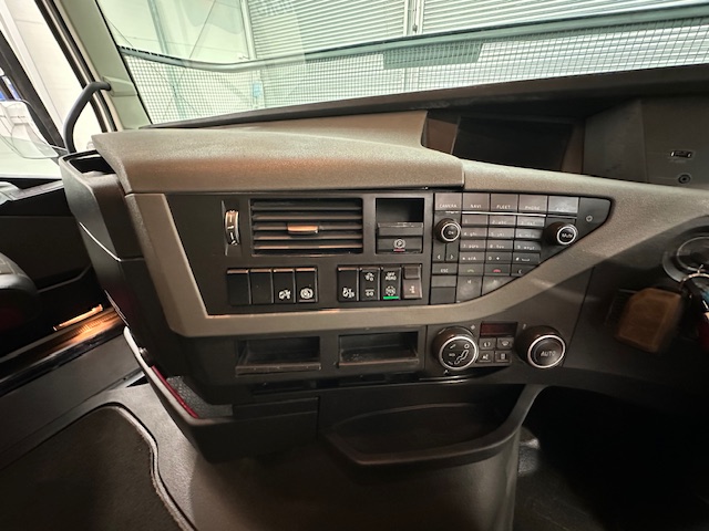 Volvo FH 460 Euro 5 6×2 Tractor Unit Safari Edition