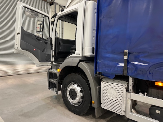 Mercedes 1824 4×2 Day Cab Curtainsider