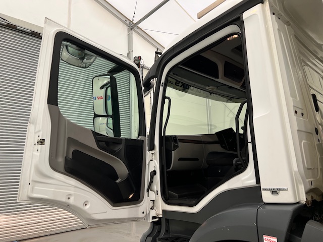 Mercedes Antos 1827 Day Cab Fridge Box