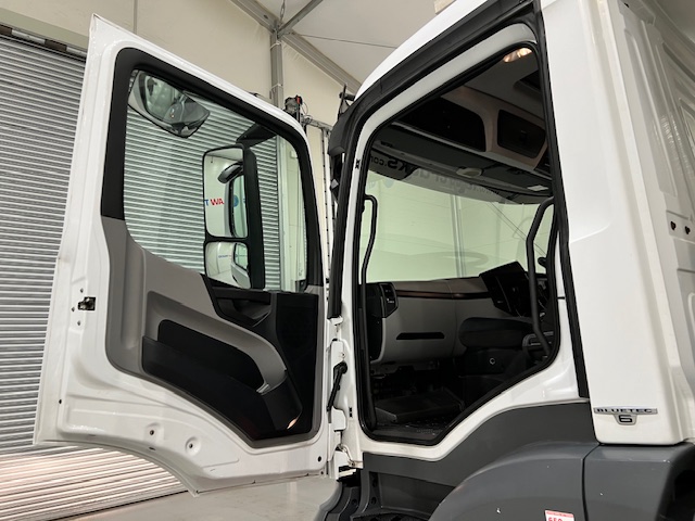 Mercedes Antos 1827 Day Cab Fridge Box