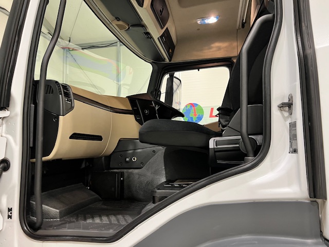 Mercedes Actros 1824 4×2 Sleeper Cab Box Van