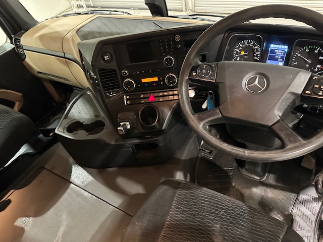 Mercedes Actros 2530 6×2 Sleeper Cab Curtainsider