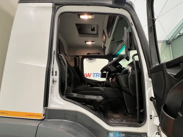Mercedes Actros 1824 Day Cab Curtainsider