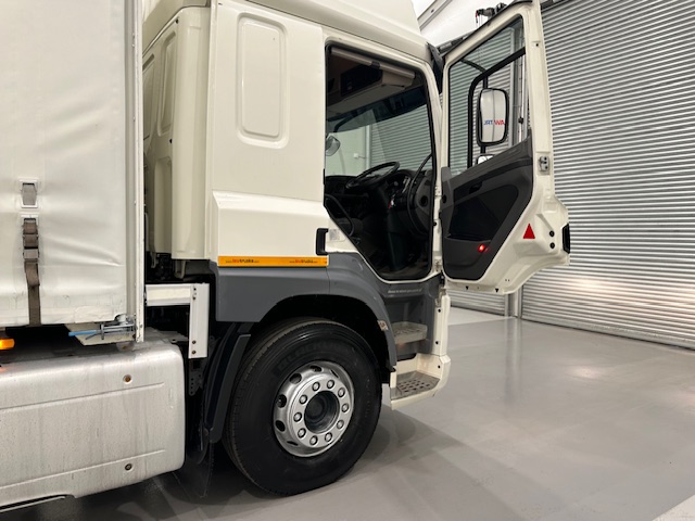 DAF CF 330 6×2 10 Tyre Sleeper Cab Curtainsider
