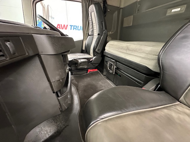 Volvo FH 460 6×2 Midlift Tractor Unit