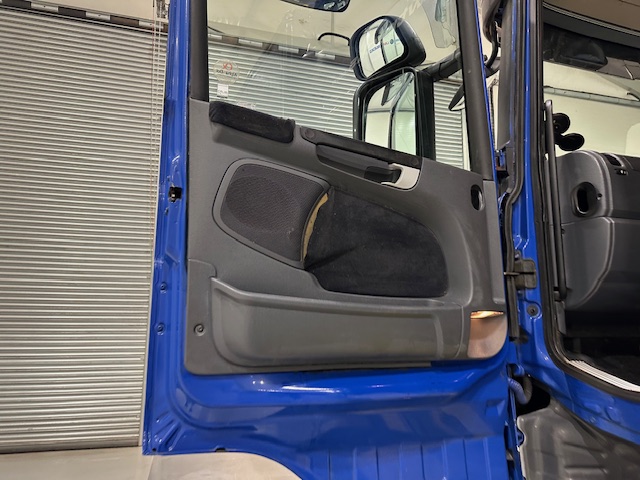 Scania R270 4×2 Sleeper Cab Box Van Manual