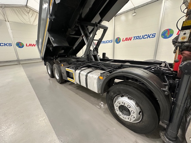 Volvo FM 370 8×4 Steel Tipper Grab