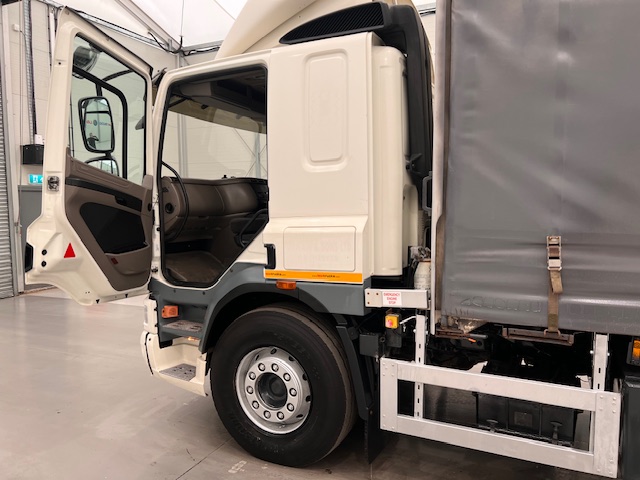 DAF CF75 310 Rear Lift Sleeper Cab Curtainsider