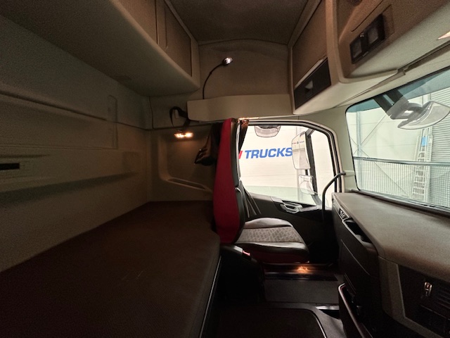 Volvo FH 460 Euro 5 6×2 Tractor Unit Safari Edition