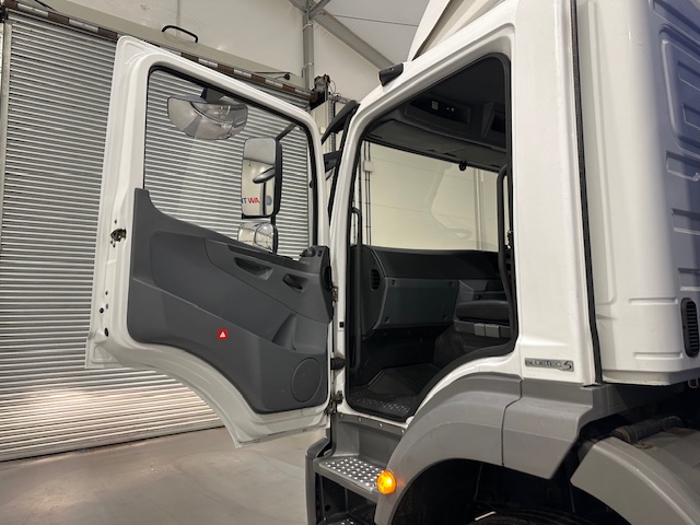 Mercedes 1824 4×2 Day Cab Curtainsider