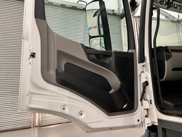 Mercedes Antos 1827 Day Cab Fridge Box