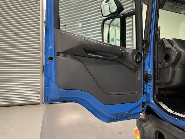 Scania P94 230 4×2 Day Cab Skip Loader