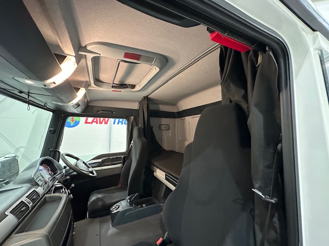 MAN TGM 18.250 4×2 Sleeper Cab Curtainsider