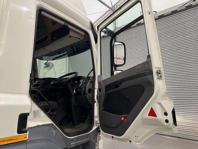 DAF CF 330 6×2 10 Tyre Sleeper Cab Curtainsider