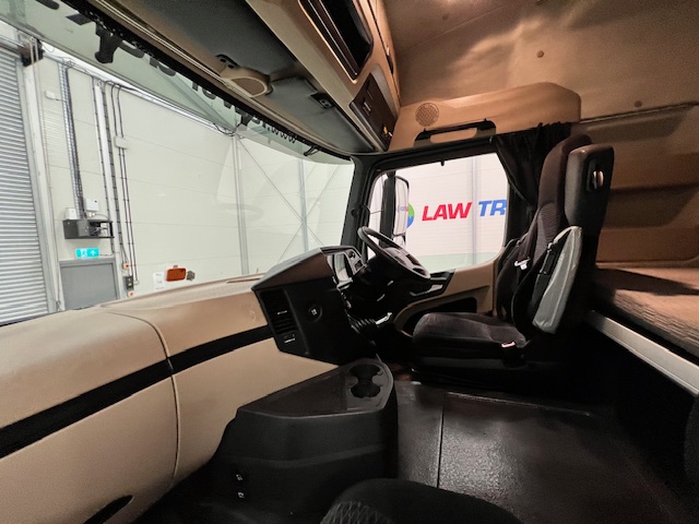 Mercedes Actros 1824 4×2 Sleeper Cab Curtainsider