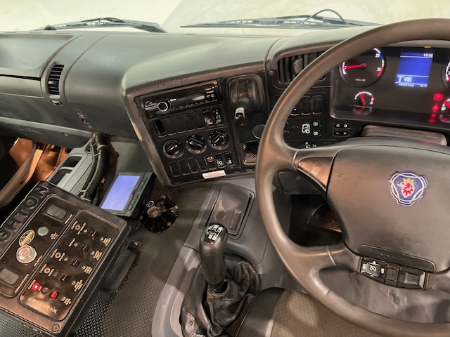 Scania P360 8×4 Day Cab Hookloader Manual
