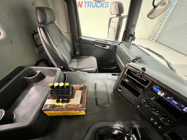 Scania P380 8×4 Day Cab Hookloader Manual