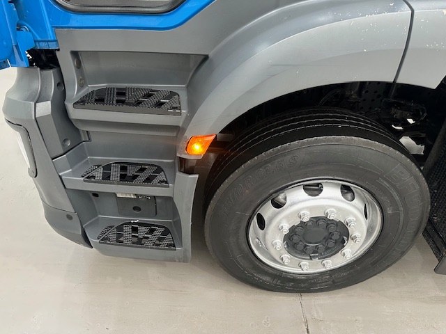 Mercedes Actros 1824 4×2 Day Cab Box Van