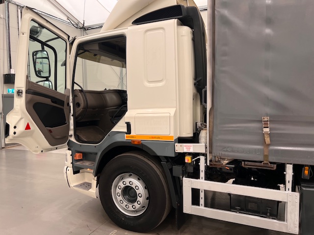 DAF CF75 310 Rear Lift Sleeper Cab Curtainsider