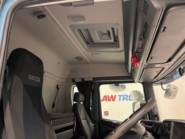 Scania P320 6×2 10 Tyre Rear Lift Insulated Box Van