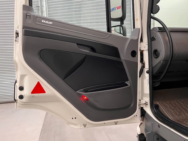 DAF CF 290 6×2 Rear Steer Fridge Box
