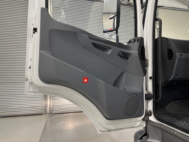 Mercedes 1824 4×2 Day Cab Curtainsider