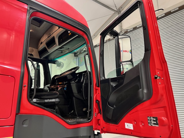 Mercedes Actros 2533 6×2 Sleeper Cab Curtainsider
