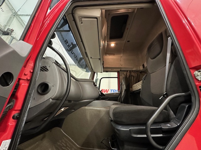 DAF CF 290 6×2 Rear Lift Sleeper Cab Curtainsider