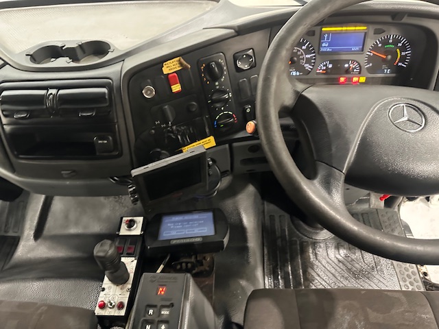 Mercedes Axor 2628 6×4 Day Cab Hookloader Gritter