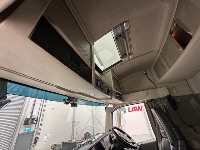 Volvo FH 460 6×2 Midlift Tractor Unit