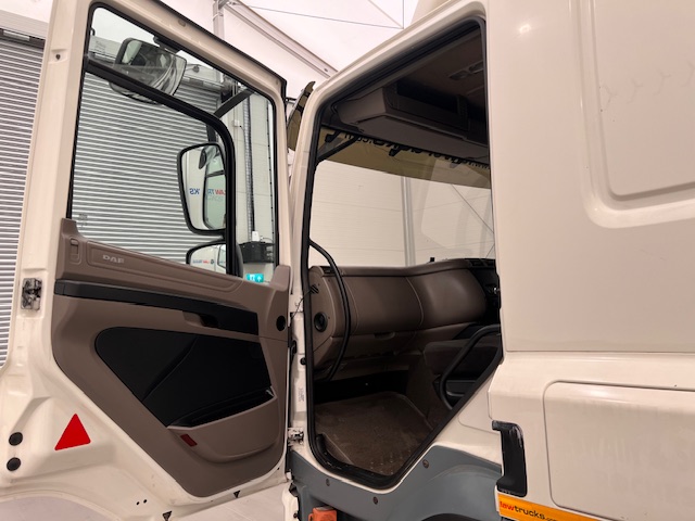 DAF CF75 310 Rear Lift Sleeper Cab Curtainsider