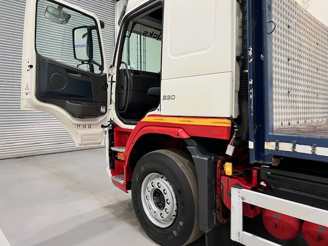 Volvo FM 330 6×2 Rear Lift Sleeper Cab Flatbed