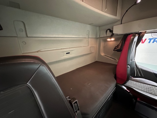 Volvo FH 460 Euro 5 6×2 Tractor Unit Safari Edition