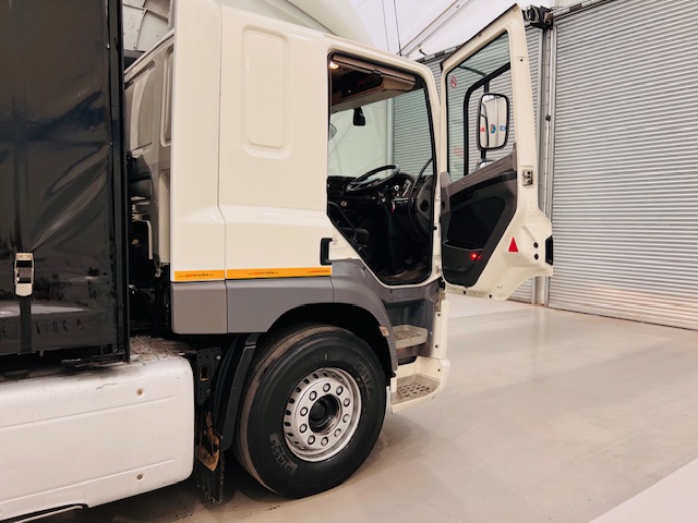 DAF CF 330 6×2 Rear Lift Sleeper Cab Curtainsider