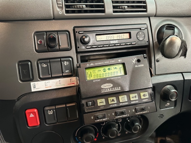 DAF CF 330 6×2 Sleeper Cab Fridge Box