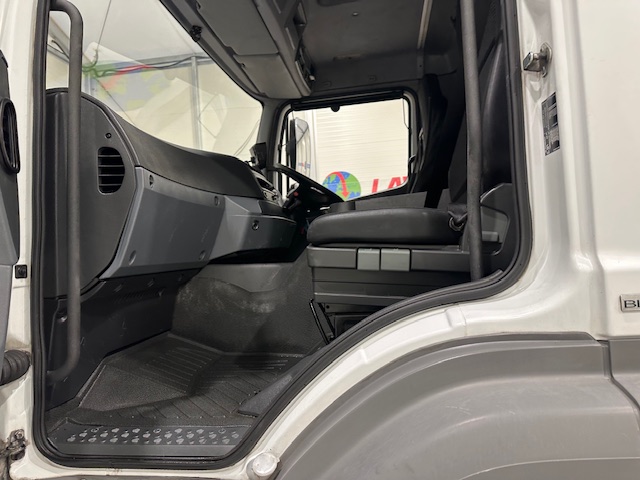 Mercedes 1824 4×2 Day Cab Curtainsider