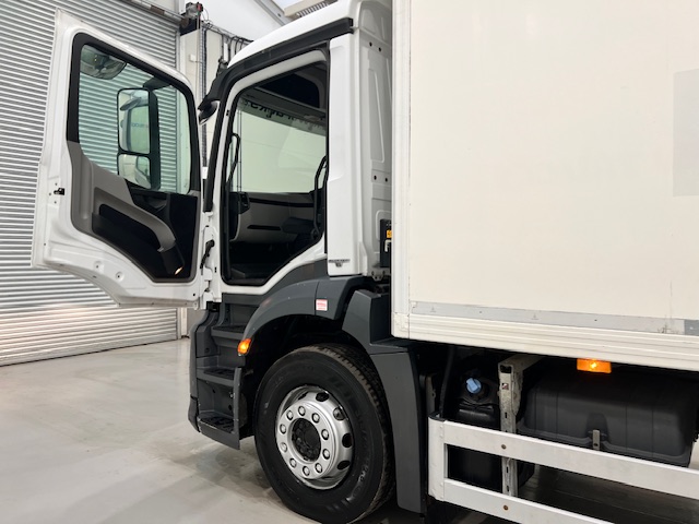 Mercedes Antos 1827 Day Cab Fridge Box