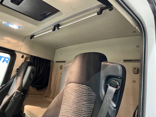 Mercedes Actros 1824 4×2 Sleeper Cab Box Van