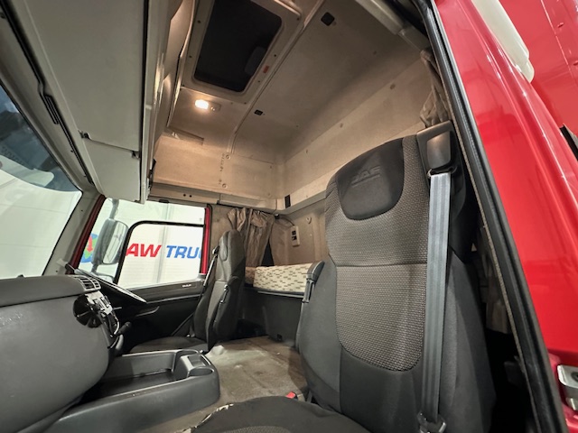 DAF CF 290 6×2 Rear Lift Sleeper Cab Curtainsider