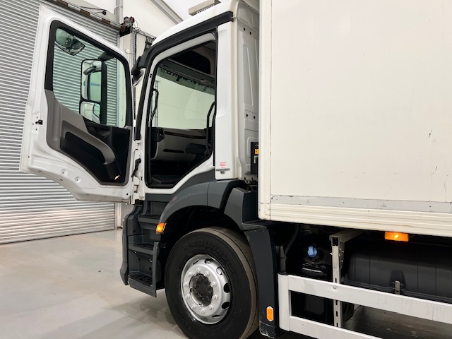 Mercedes Antos 1827 Day Cab Fridge Box